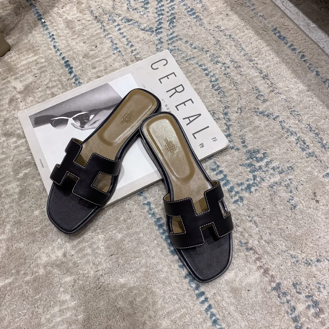 👟👟Ex-factory price 440👟👟 Hermes Hermes H slippers Oasis sandals series——————————Fashionable and versatile Super comfortable Every detail is made to the extreme Original swift calfskin Original 1:1 exclusive private mold upper/original leather outsole ▪️Packaging: Each pair of shoes comes with packaging ▪️SIZE: 35~42 (.40.41.42 customization is non-refundable and non-exchangeable)